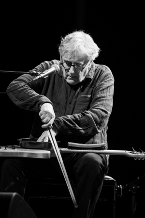 Fred Frith: Het levensverhaal van een antiheld…